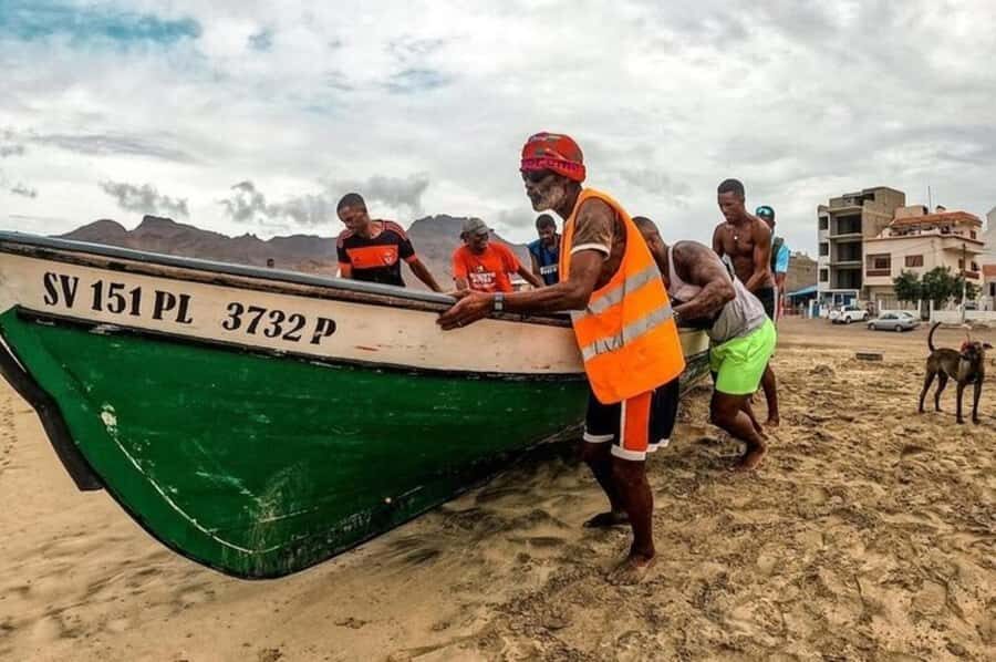From Mindelo: Snorkel and Swim with Sea Turtles - From Mindelo to S. Pedro: the quick run to turtle water