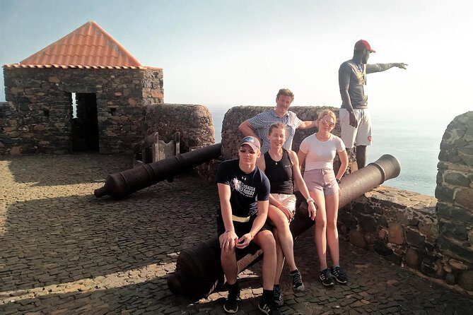 Like Locals: Praia and Cidade Velha Tour + Local Pontxi Tasting - Mercado de Sucupira: souvenirs, local rhythm, then a drive to Cidade Velha