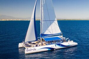 Lounge Catamaran SODADE Half-Day - Unlimited Drinks, Snacks, and Crew Party Mode on the Sail Back