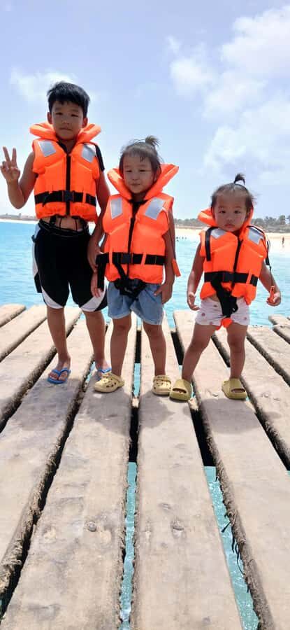 Snorkelling trip with certificate local guide - Entering the water: how the guide keeps beginners comfortable